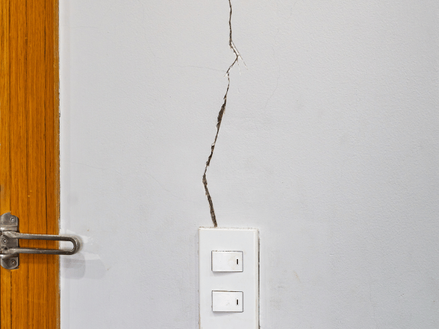 kwashandu civil engineers- seismic retrofitting -cracked wall